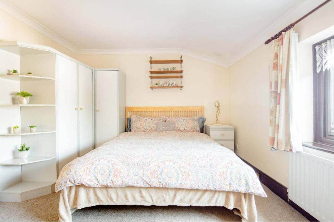 Spacious Room 2 Mins From Station Лондон Экстерьер фото