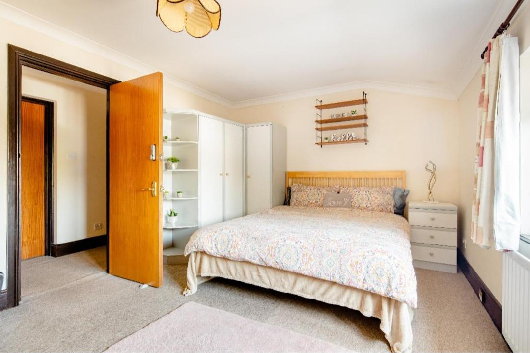Spacious Room 2 Mins From Station Лондон Экстерьер фото