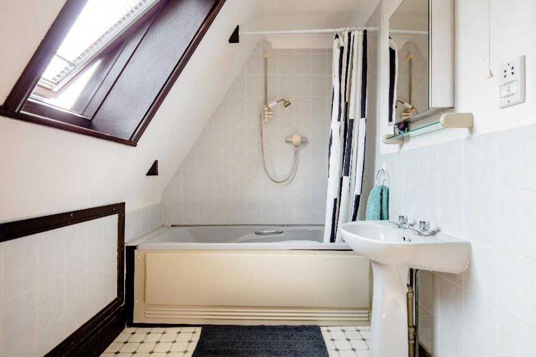 Spacious Room 2 Mins From Station Лондон Экстерьер фото